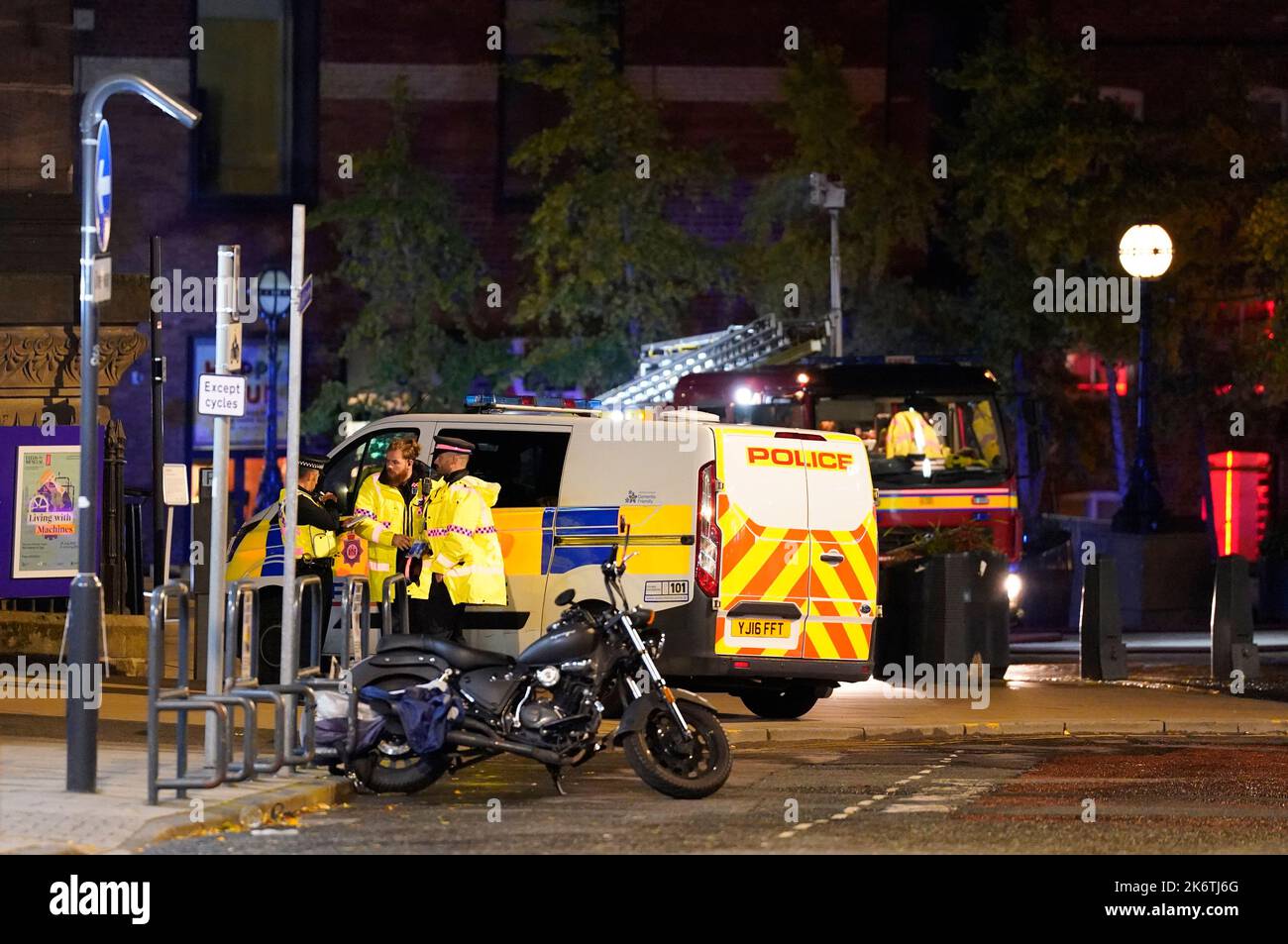 Feuerwehrleute am Schauplatz eines Brandes im Stadtzentrum von Leeds, der in den obersten Stockwerken eines verstürzten Gebäudes in der Cookridge Street in der Nähe des Millennium Square ausbrach Bilddatum: Samstag, 15. Oktober 2022. Stockfoto
