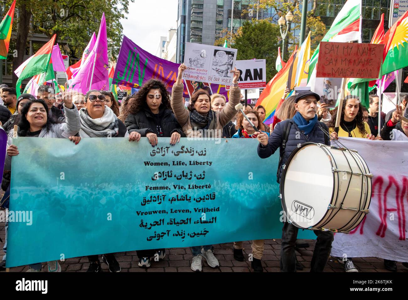 Brüssel, Belgien. 15. Oktober 2022. Die Abbildung zeigt einen Protest zur Unterstützung des iranischen Volkes in Brüssel am Samstag, den 15. Oktober 2022. Nach dem Tod des 22-jährigen Mahsa Amini sind bei Protesten im Iran mehr als 200 Menschen getötet worden. Die Protestbewegung im Iran begann nach dem Tod von Amini im Krankenhaus. Sie war verhaftet worden, weil sie sich nicht an die strenge Kleiderordnung in der Islamischen republik hielt. Trotz hunderter von Verhaftungen schwächt sich die Protestbewegung nicht ab, oft mit dem Slogan "Frau, Leben, Freiheit". BELGA FOTO NICOLAS MAETERLINCK Kredit: Belga Nachrichtenagentur/Alamy Live News Stockfoto