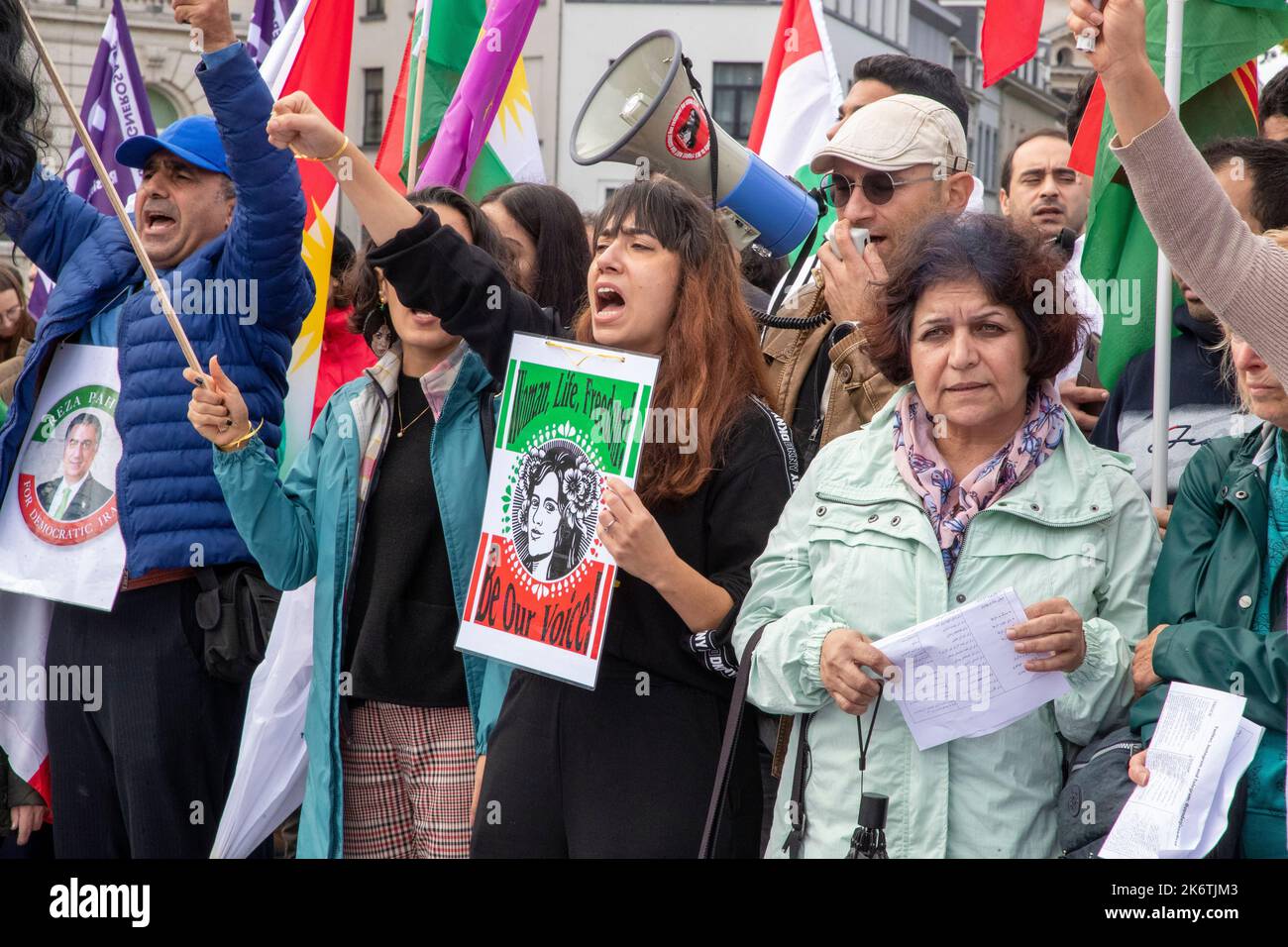 Brüssel, Belgien. 15. Oktober 2022. Die Abbildung zeigt einen Protest zur Unterstützung des iranischen Volkes in Brüssel am Samstag, den 15. Oktober 2022. Nach dem Tod des 22-jährigen Mahsa Amini sind bei Protesten im Iran mehr als 200 Menschen getötet worden. Die Protestbewegung im Iran begann nach dem Tod von Amini im Krankenhaus. Sie war verhaftet worden, weil sie sich nicht an die strenge Kleiderordnung in der Islamischen republik hielt. Trotz hunderter von Verhaftungen schwächt sich die Protestbewegung nicht ab, oft mit dem Slogan "Frau, Leben, Freiheit". BELGA FOTO NICOLAS MAETERLINCK Kredit: Belga Nachrichtenagentur/Alamy Live News Stockfoto