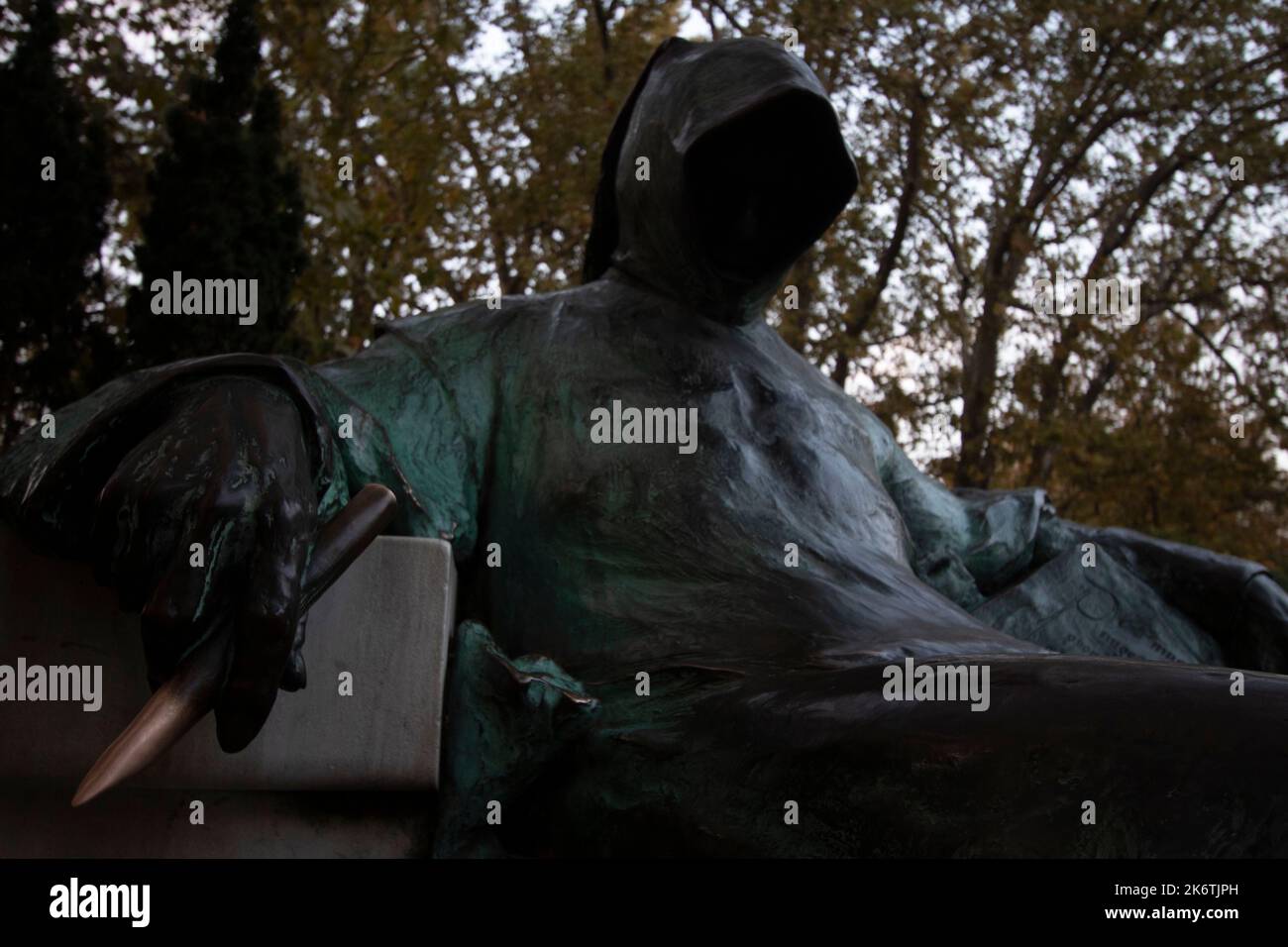 Statue des Anonymen eine mit Kapuze versehene Figur gegenüber dem Schloss Vajdahunyad ist der unbekannte Chronist am Hof des Stadtparks von König Béla III, Budapest, Ungarn Stockfoto