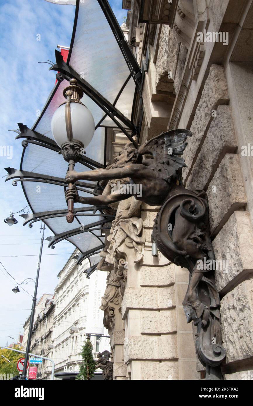 Die teuflischen Faunen, die Straßenlampen an der Außenseite des Gebäudes des New Yorker Cafés in Budapest, Ungarn, halten Stockfoto