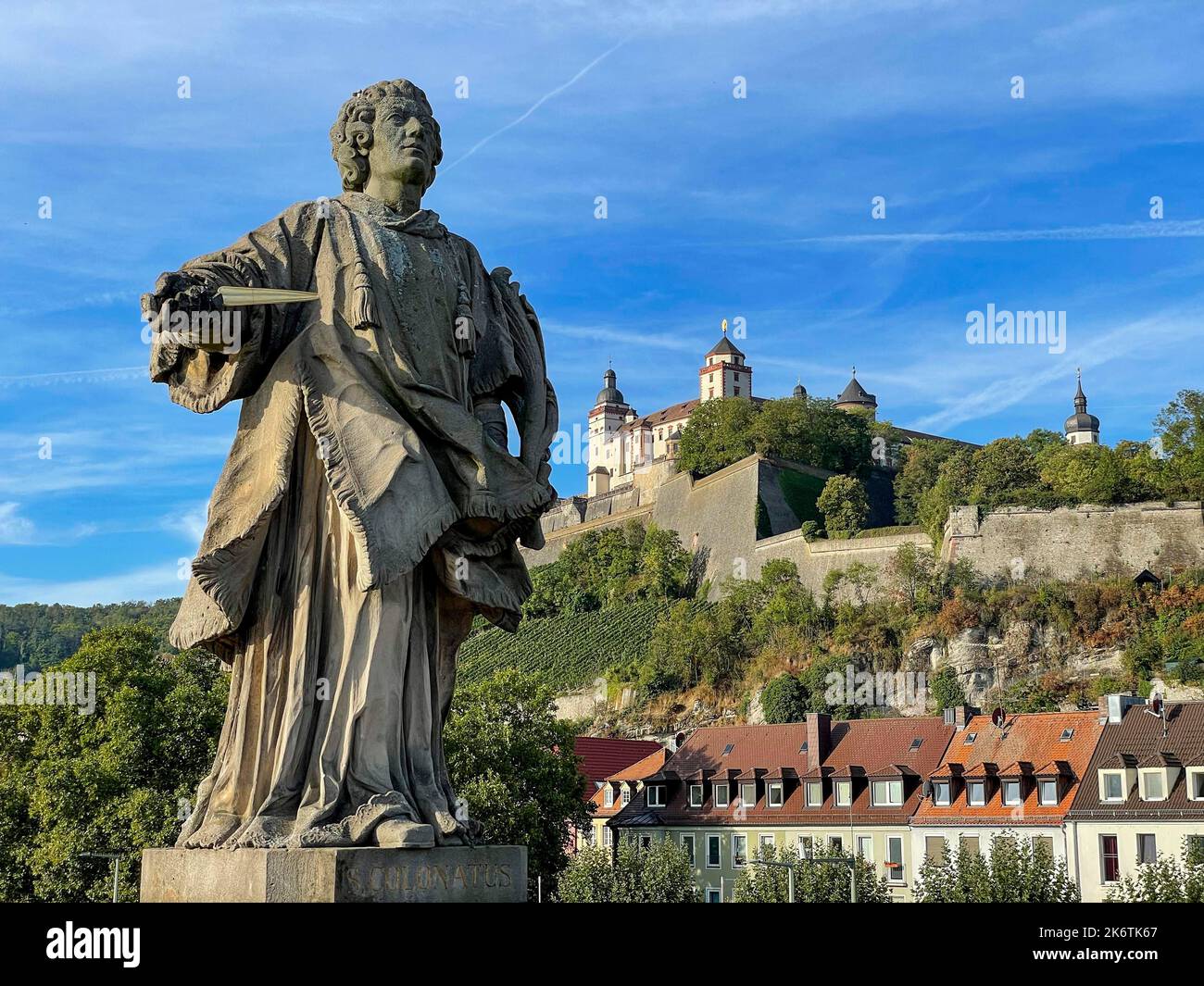 St. Kolonat, Statue, Alte Hauptbrücke, hinter Festung Marienberg, Würzburg, Bayern, Deutschland Stockfoto