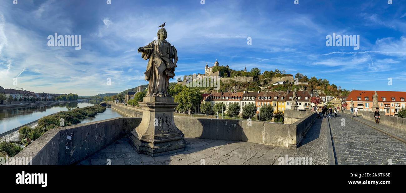 St. Kolonat, Statue, Alte Hauptbrücke, hinter Festung Marienberg, Würzburg, Bayern, Deutschland Stockfoto