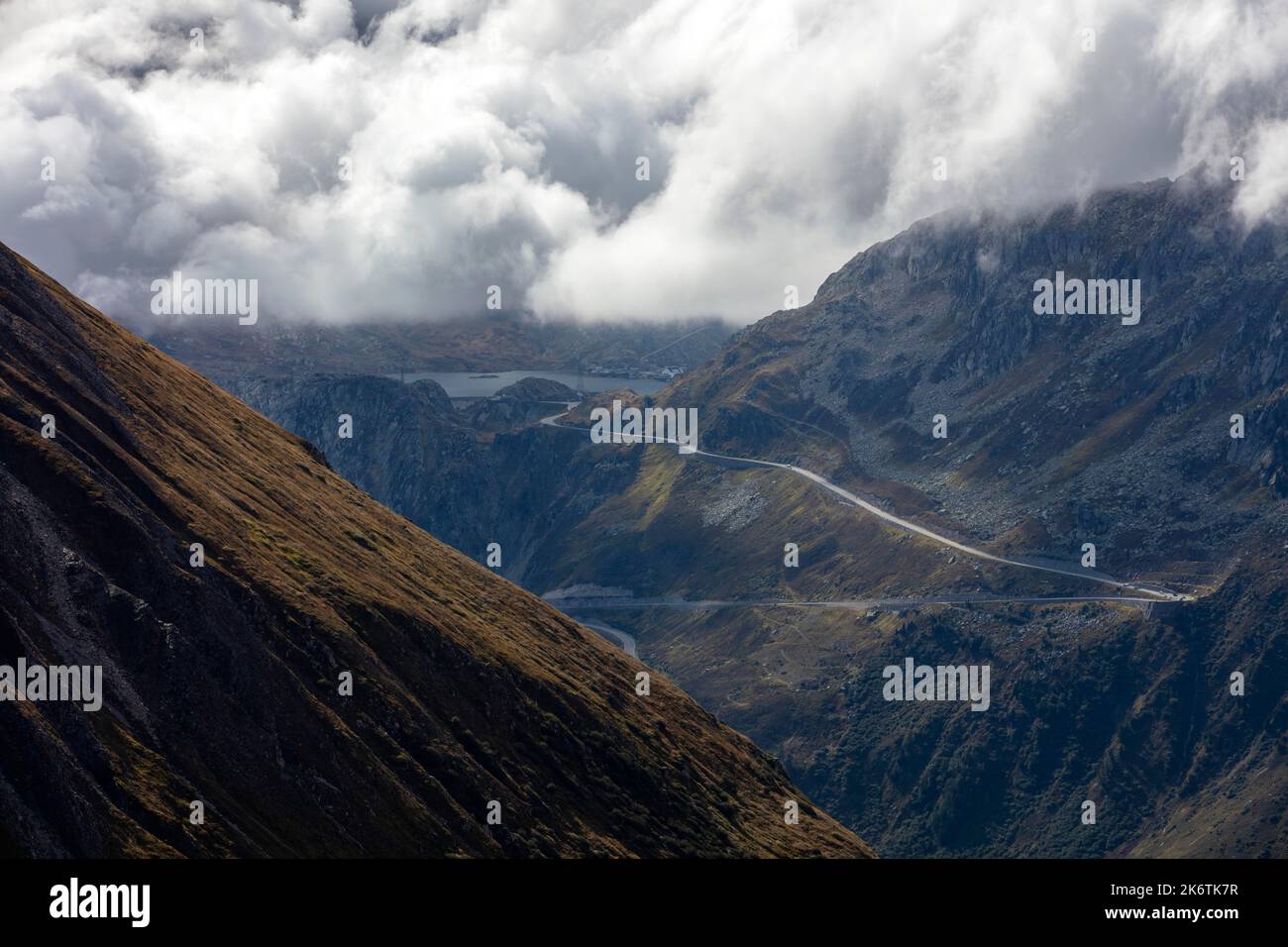 Dynamisches Wetter am Furkapass, Blick auf die Passstraße am Grimselpass, Furka, Wallis, Schweiz Stockfoto