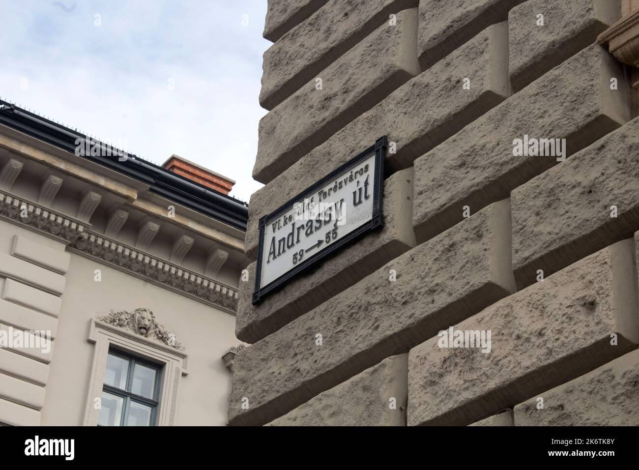 Straßenschild in Richtung Andrássy út - Andrássy Avenue - ein Boulevard in Budapest, Ungarn Stockfoto