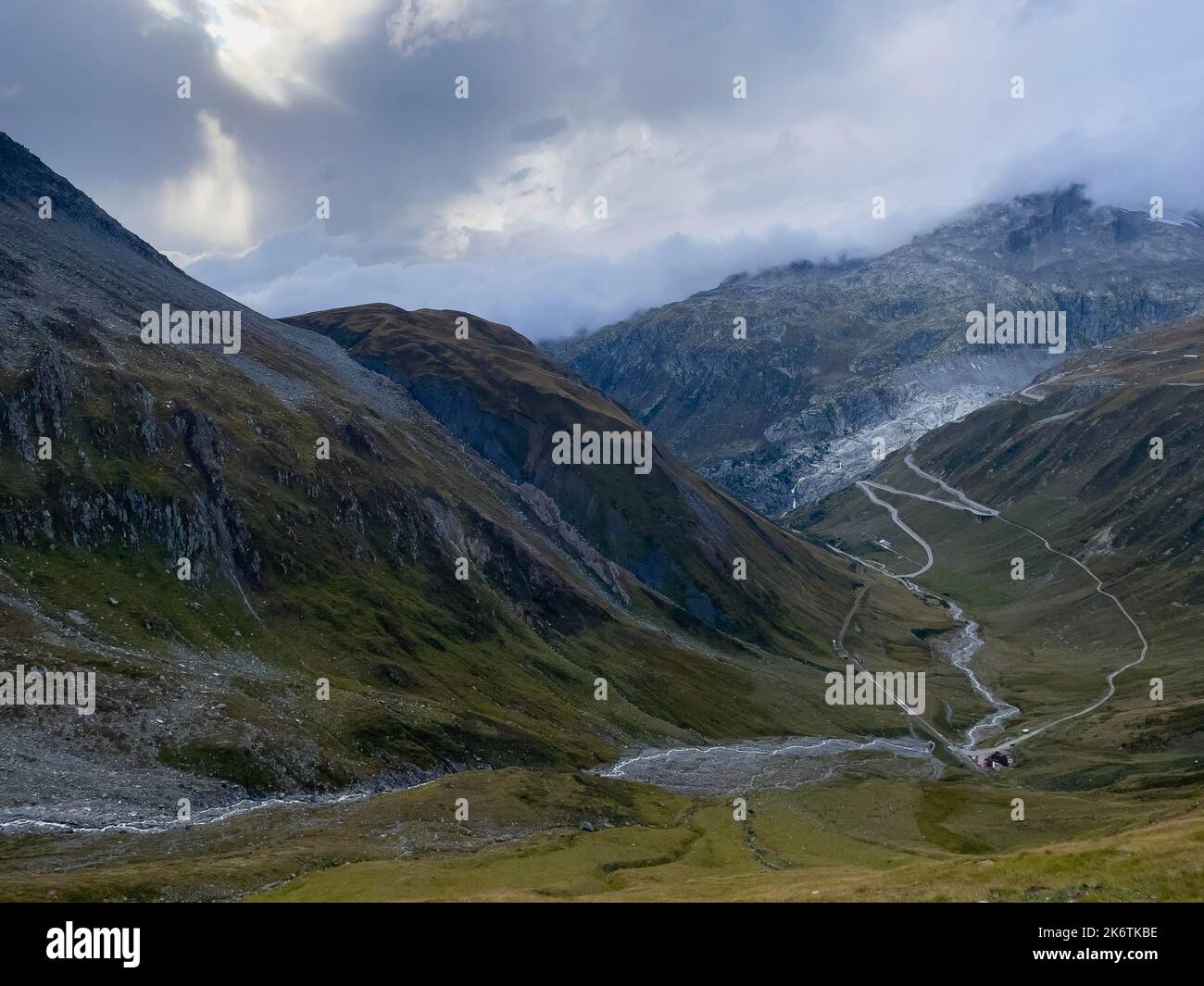 Dynamisches Wetter am Furkapass, Blick auf die Passstraße am Grimselpass, Furka, Wallis, Schweiz Stockfoto