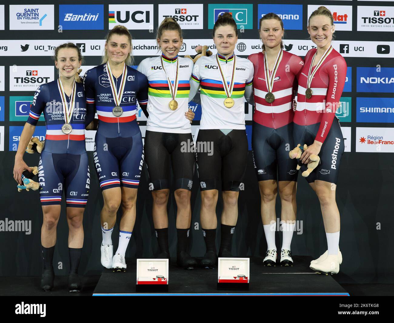 Das französische Paar Clara Copponi und Valentine Fortin, das belgische Paar Shari Bossuyt und Lotte Kopecky sowie das dänische Paar Amalie Dideriksen und Julie Leth feiern am vierten Tag der UCI-Bahn-Weltmeisterschaft im Velodrom Saint-Quentin-en-Yvelines im französischen Montigny-le-Bretonneux auf dem Podium des Madison-Rennens der Frauen, Samstag, 15. Oktober 2022. Die Weltmeisterschaften finden vom 12. Bis 16. Oktober 2022 statt. BELGA FOTO BENOIT DOPPAGNE Kredit: Belga Nachrichtenagentur/Alamy Live News Stockfoto
