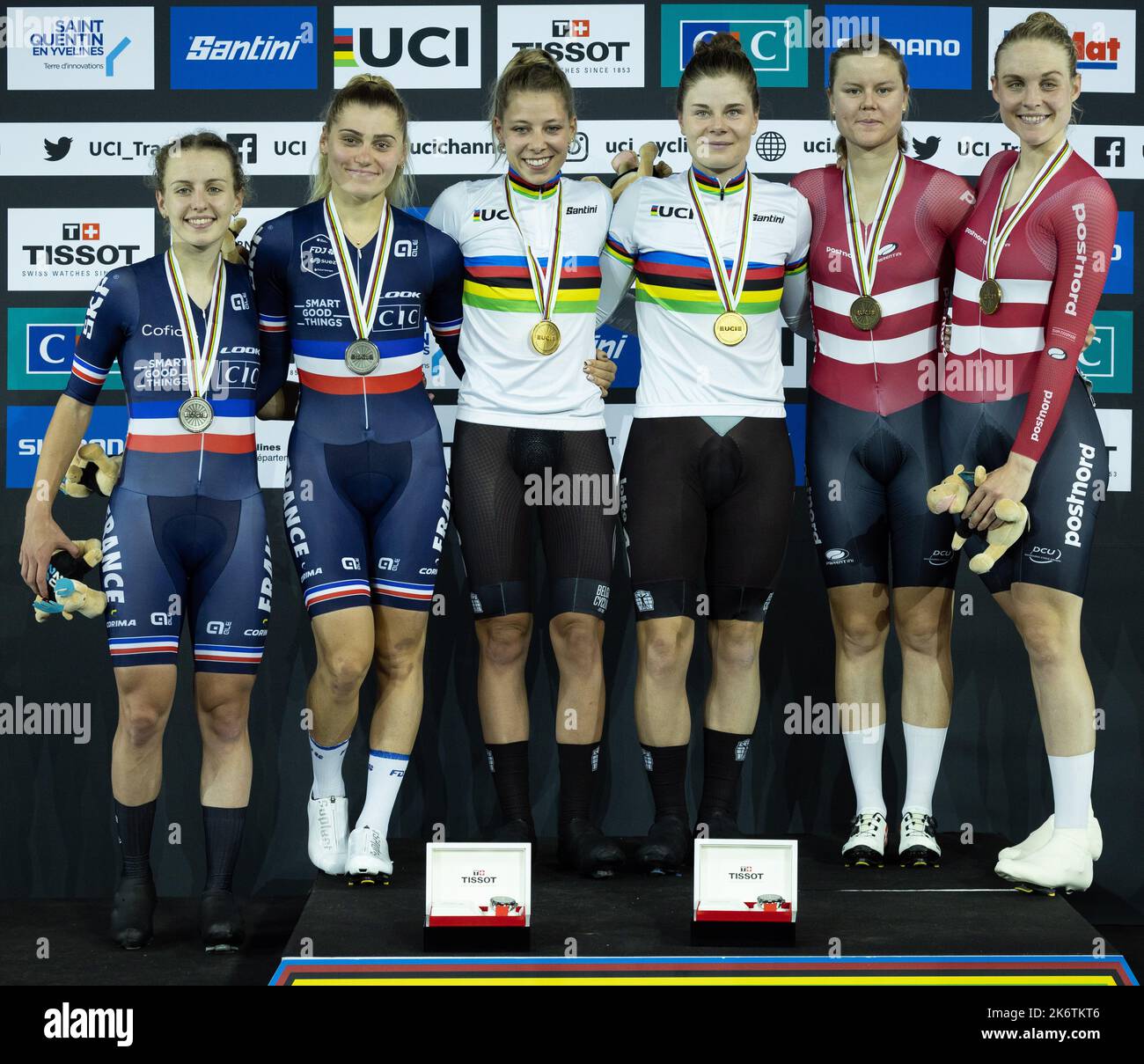 Das französische Paar Clara Copponi und Valentine Fortin, das belgische Paar Shari Bossuyt und Lotte Kopecky sowie das dänische Paar Amalie Dideriksen und Julie Leth feiern am vierten Tag der UCI-Bahn-Weltmeisterschaft im Velodrom Saint-Quentin-en-Yvelines im französischen Montigny-le-Bretonneux auf dem Podium des Madison-Rennens der Frauen, Samstag, 15. Oktober 2022. Die Weltmeisterschaften finden vom 12. Bis 16. Oktober 2022 statt. BELGA FOTO BENOIT DOPPAGNE Kredit: Belga Nachrichtenagentur/Alamy Live News Stockfoto