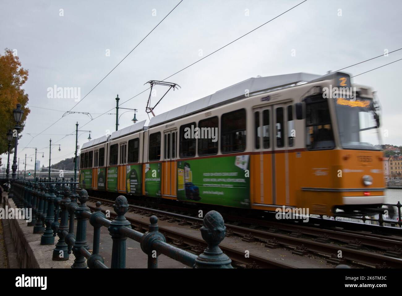 Die Straßenbahnlinie 2 führt entlang des Pester Flussufers und der Donaupromenade Budapest Ungarn Stockfoto