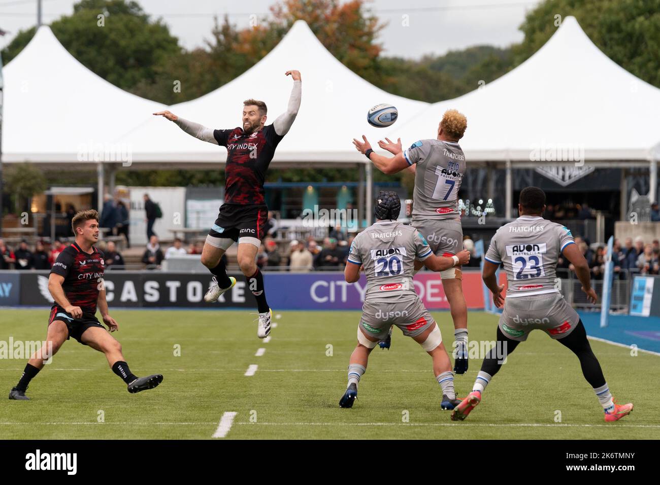 London, Großbritannien. 15. Oktober 2022. Elliot Daly #13 von Saracens und Miles Reid #7 von Bath Rugby während des Spiels der Gallagher Premiership Saracens gegen Bath Rugby im StoneX Stadium, London, Großbritannien, 15.. Oktober 2022 (Foto von Richard Washbrooke/Nachrichtenbilder) in London, Großbritannien am 10/15/2022. (Foto von Richard Washbrooke/News Images/Sipa USA) Quelle: SIPA USA/Alamy Live News Stockfoto