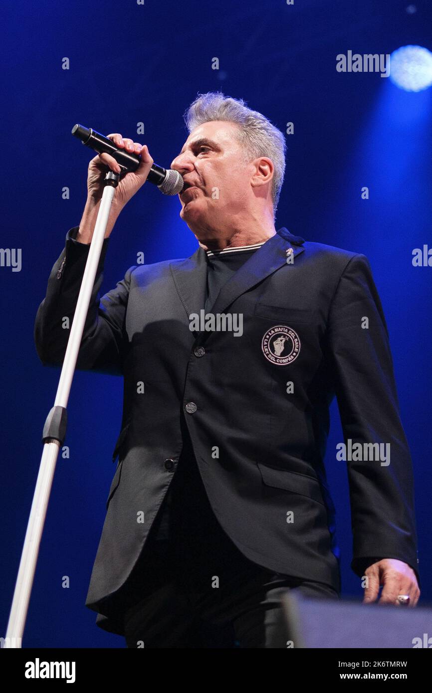 Madrid, Spanien. 15. Oktober 2022. Der Sänger José Maria Sanz Beltran, bekannt als Loquillo, tritt während eines Musikkonzerts Gira El Rey 2022 im Wizink Center in Madrid auf. Kredit: SOPA Images Limited/Alamy Live Nachrichten Stockfoto