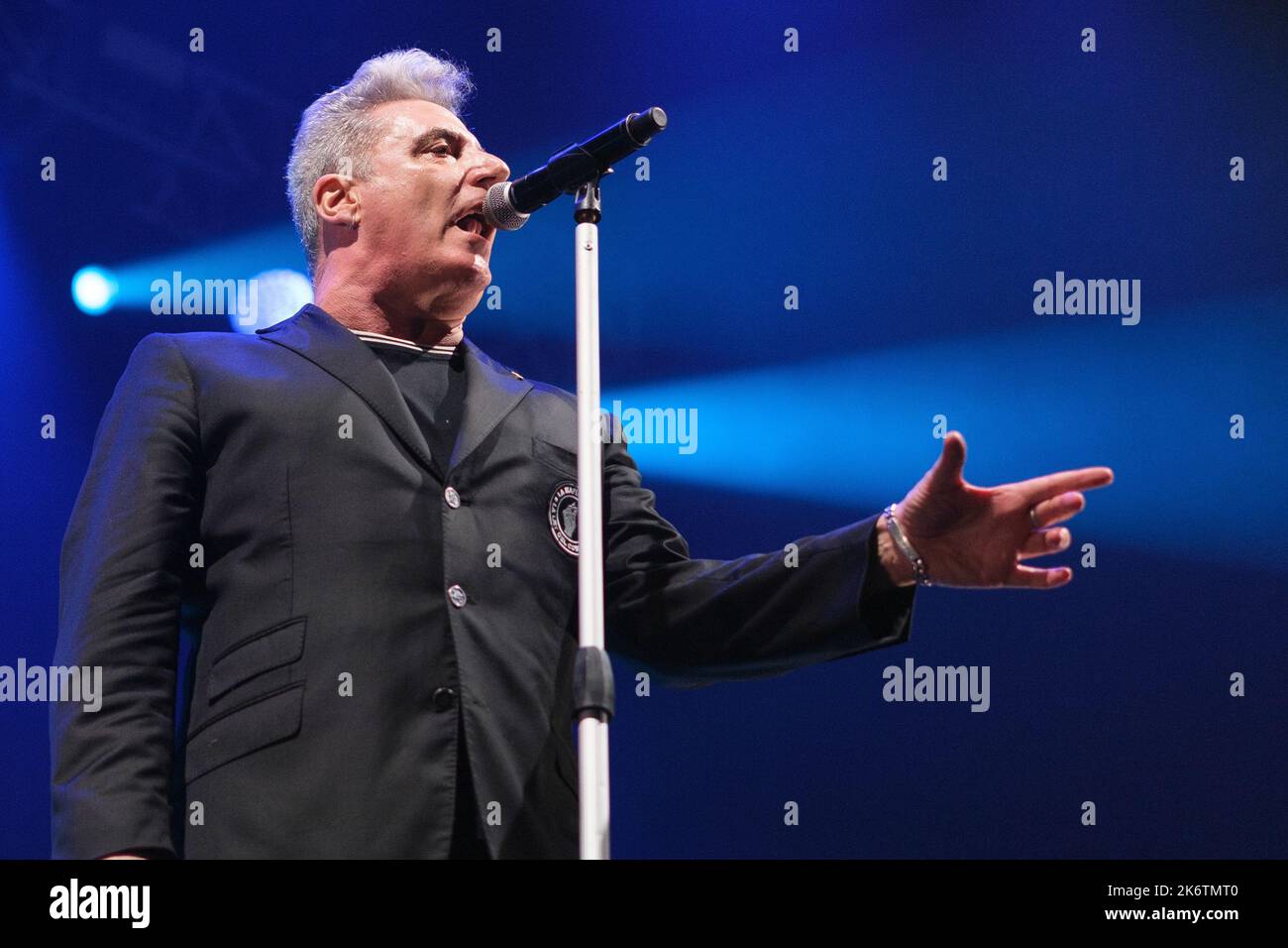 Madrid, Spanien. 15. Oktober 2022. Der Sänger José Maria Sanz Beltran, bekannt als Loquillo, tritt während eines Musikkonzerts Gira El Rey 2022 im Wizink Center in Madrid auf. Kredit: SOPA Images Limited/Alamy Live Nachrichten Stockfoto