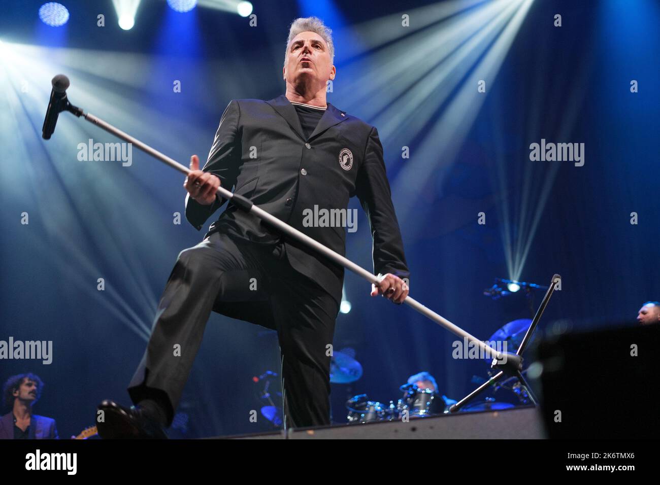 Madrid, Spanien. 15. Oktober 2022. Der Sänger José Maria Sanz Beltran, bekannt als Loquillo, tritt während eines Musikkonzerts Gira El Rey 2022 im Wizink Center in Madrid auf. Kredit: SOPA Images Limited/Alamy Live Nachrichten Stockfoto