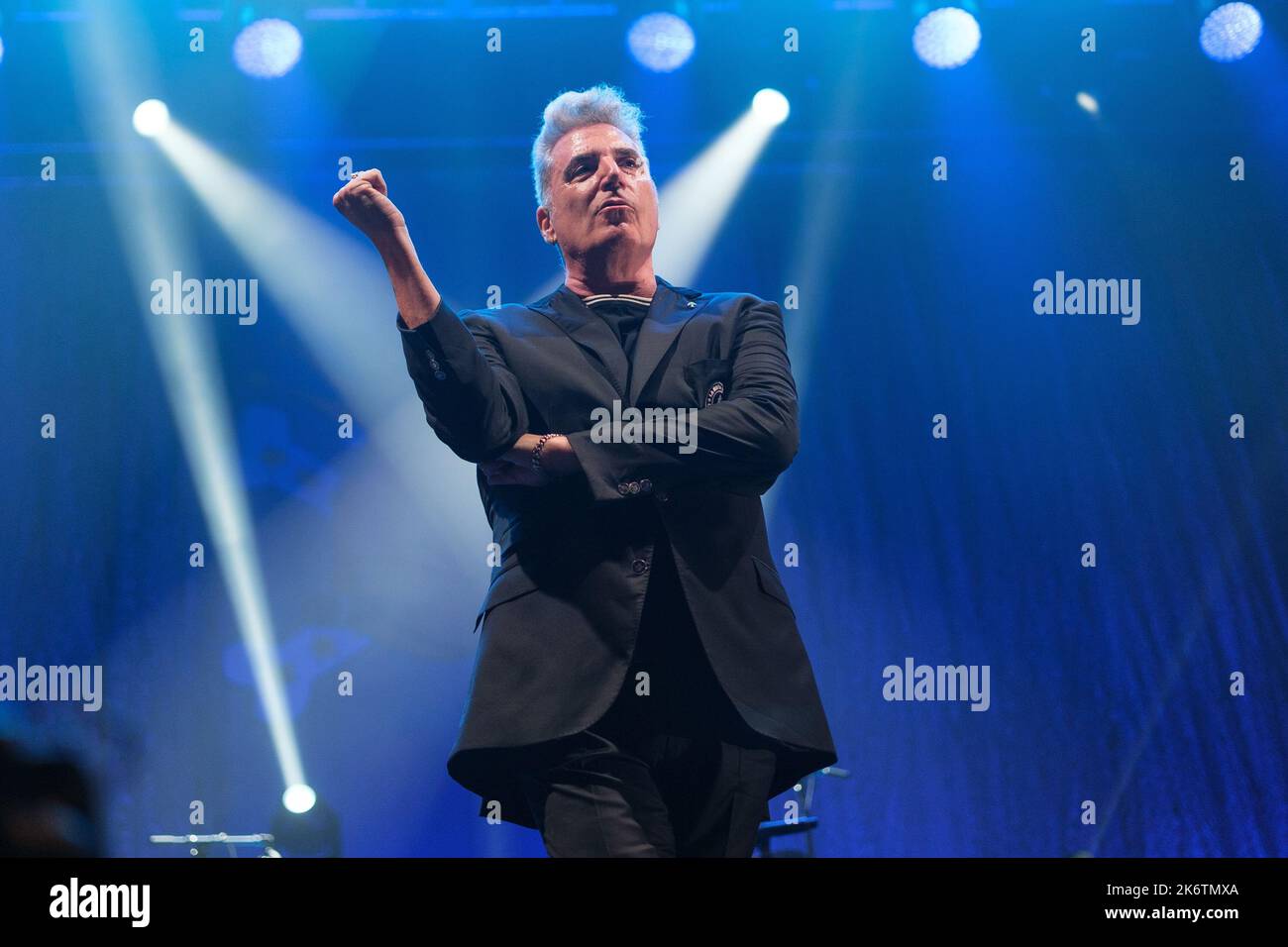 Madrid, Spanien. 15. Oktober 2022. Der Sänger José Maria Sanz Beltran, bekannt als Loquillo, tritt während eines Musikkonzerts Gira El Rey 2022 im Wizink Center in Madrid auf. Kredit: SOPA Images Limited/Alamy Live Nachrichten Stockfoto