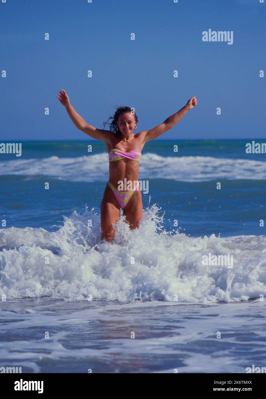 Junge Frau im Meer Stockfoto