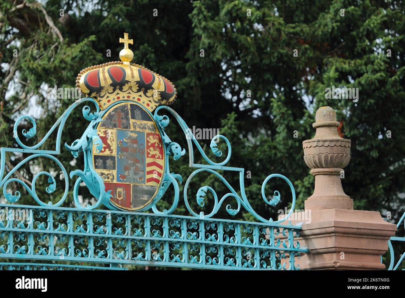 Verzierter Metallgrill mit goldener Krone zum Eingang im Schlosspark, Wappen, türkis, golden, Grill, Handwerk, Schloss, Bad Homburg Stockfoto