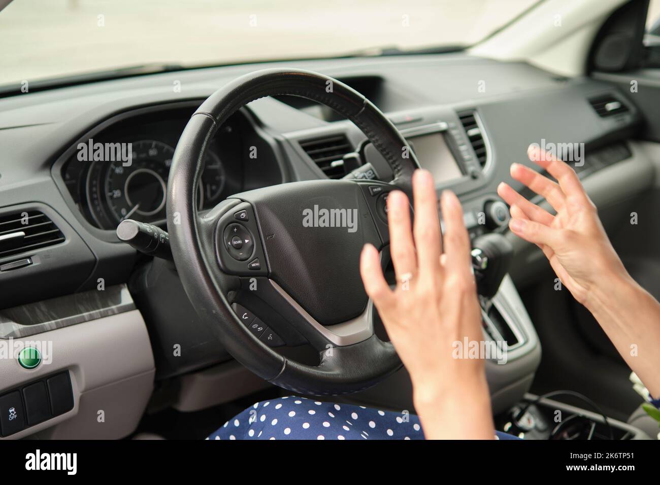 Frau Fahrer Hand hupen ihr Auto Hupe, um Unfall zu verhindern.  Fahrsicherheitskonzept Stockfotografie - Alamy