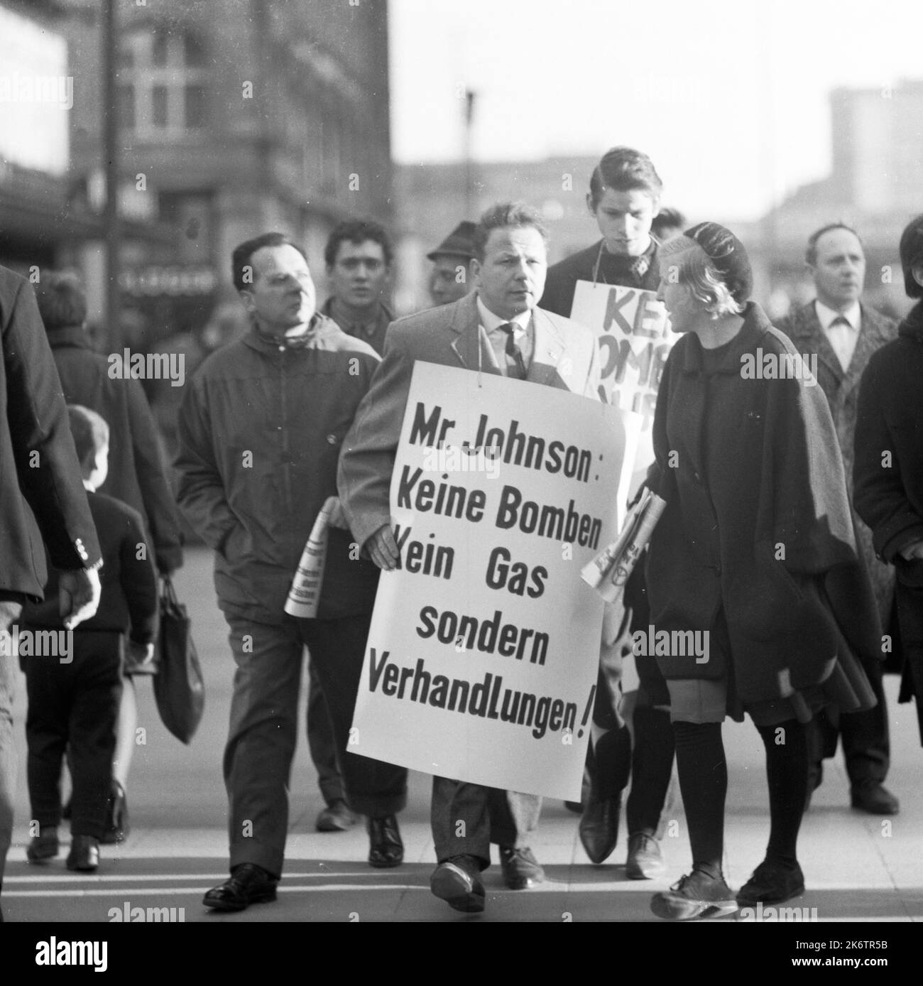 Der Krieg der US-Armee in den Ländern Vietnam, Kambodscha und Laos stieß 1960s auf zunehmenden Widerstand der deutschen Öffentlichkeit Stockfoto Der Krieg der US-Armee in den Ländern Vietnam, Kambodscha und Laos stieß 1960s auf zunehmenden Widerstand der deutschen Öffentlichkeit Stockfoto