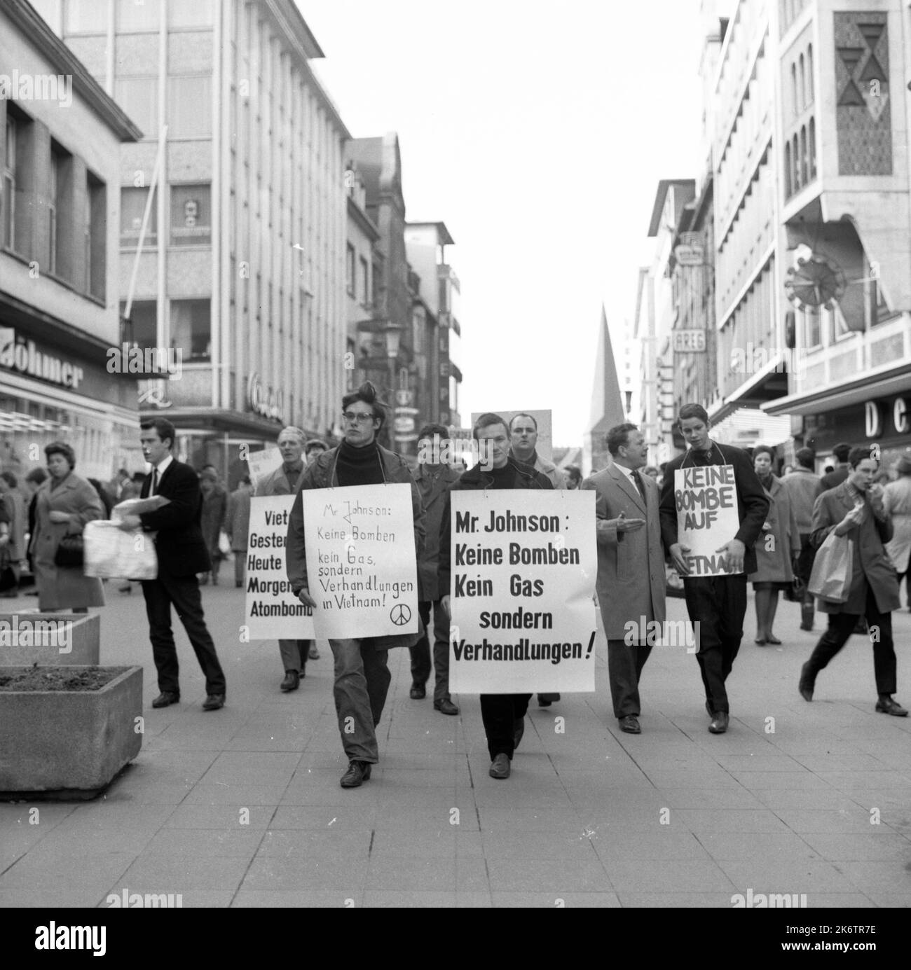 Der Krieg der US-Armee in den Ländern Vietnam, Kambodscha und Laos stieß 1960s auf zunehmenden Widerstand der deutschen Öffentlichkeit Stockfoto Der Krieg der US-Armee in den Ländern Vietnam, Kambodscha und Laos stieß 1960s auf zunehmenden Widerstand der deutschen Öffentlichkeit Stockfoto
