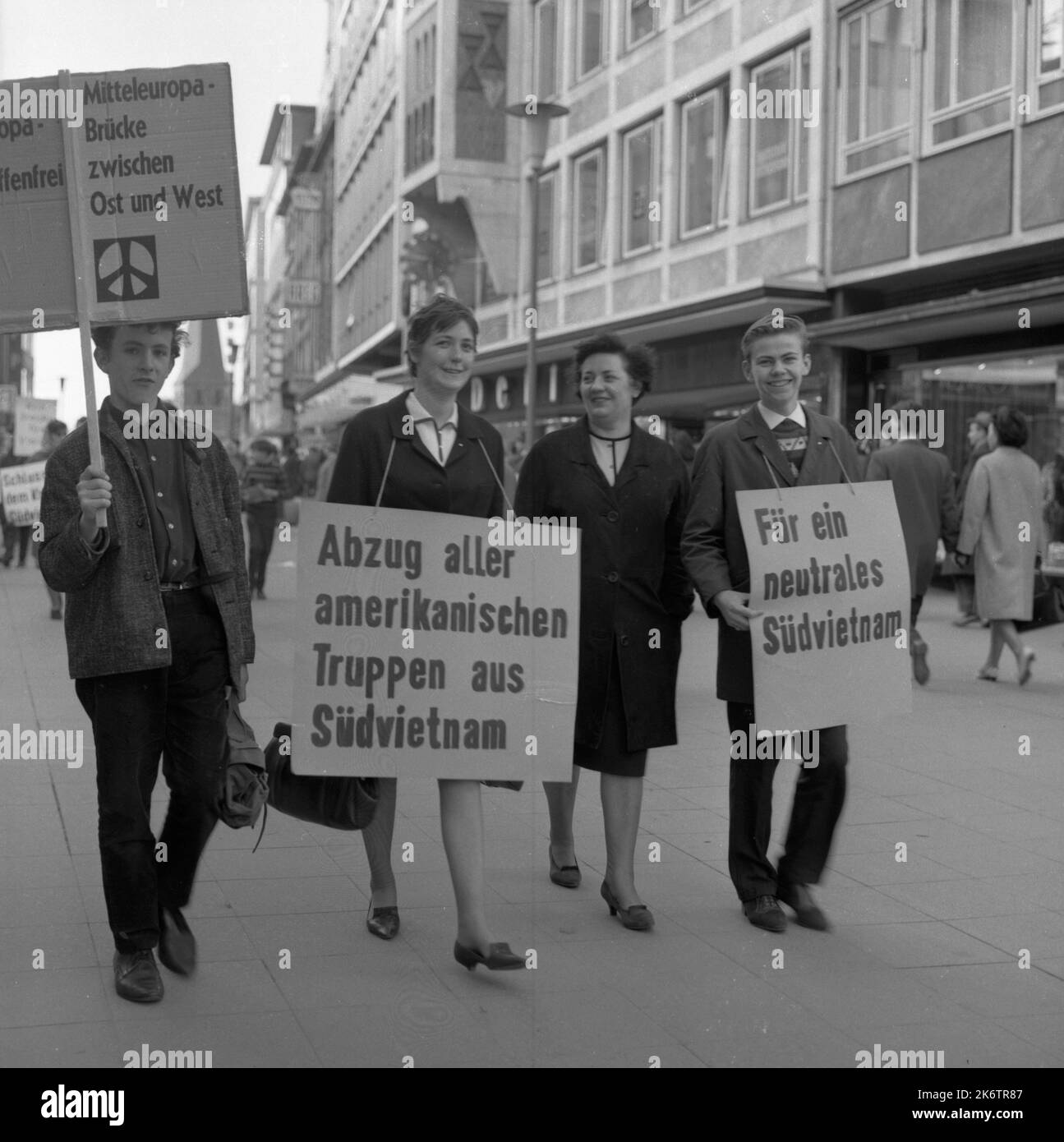 Der Krieg der US-Armee in den Ländern Vietnam, Kambodscha und Laos stieß 1960s auf zunehmenden Widerstand der deutschen Öffentlichkeit Stockfoto Der Krieg der US-Armee in den Ländern Vietnam, Kambodscha und Laos stieß 1960s auf zunehmenden Widerstand der deutschen Öffentlichkeit Stockfoto