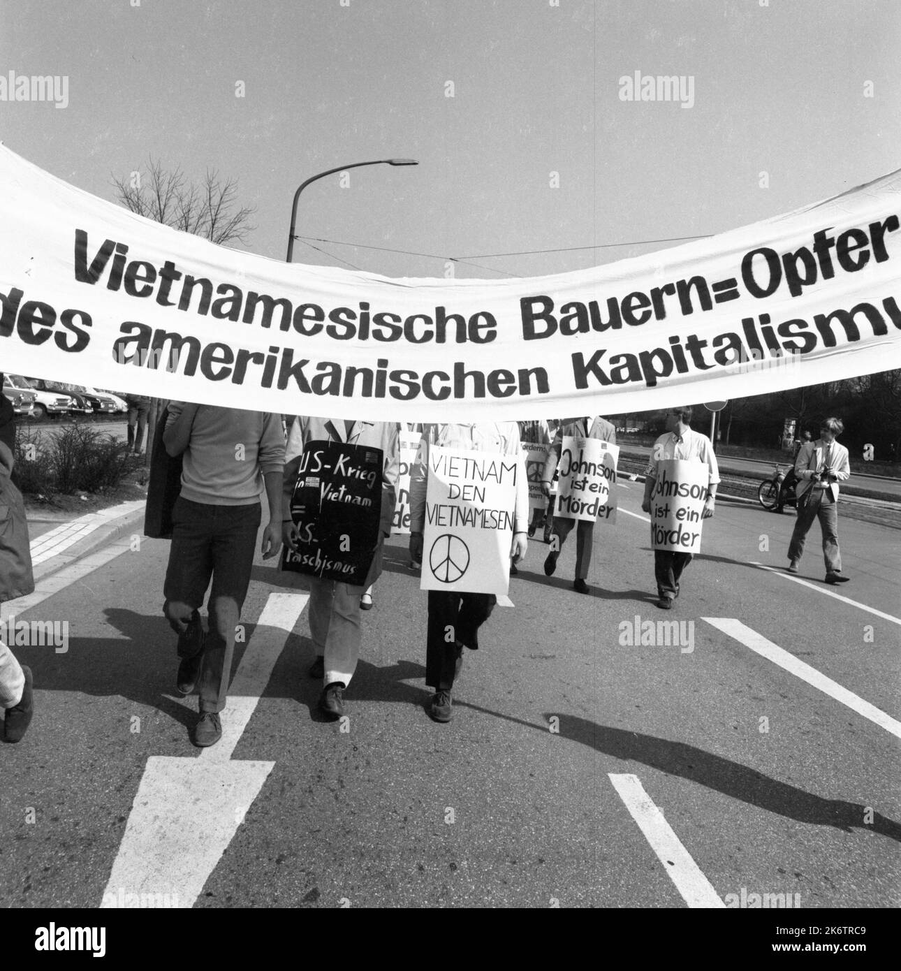 Die Kriegsführung der US-Armee in Vietnam, Kambodscha und Laos stieß 1960s auf zunehmenden Widerstand der deutschen Öffentlichkeit, insbesondere aus Stockfoto