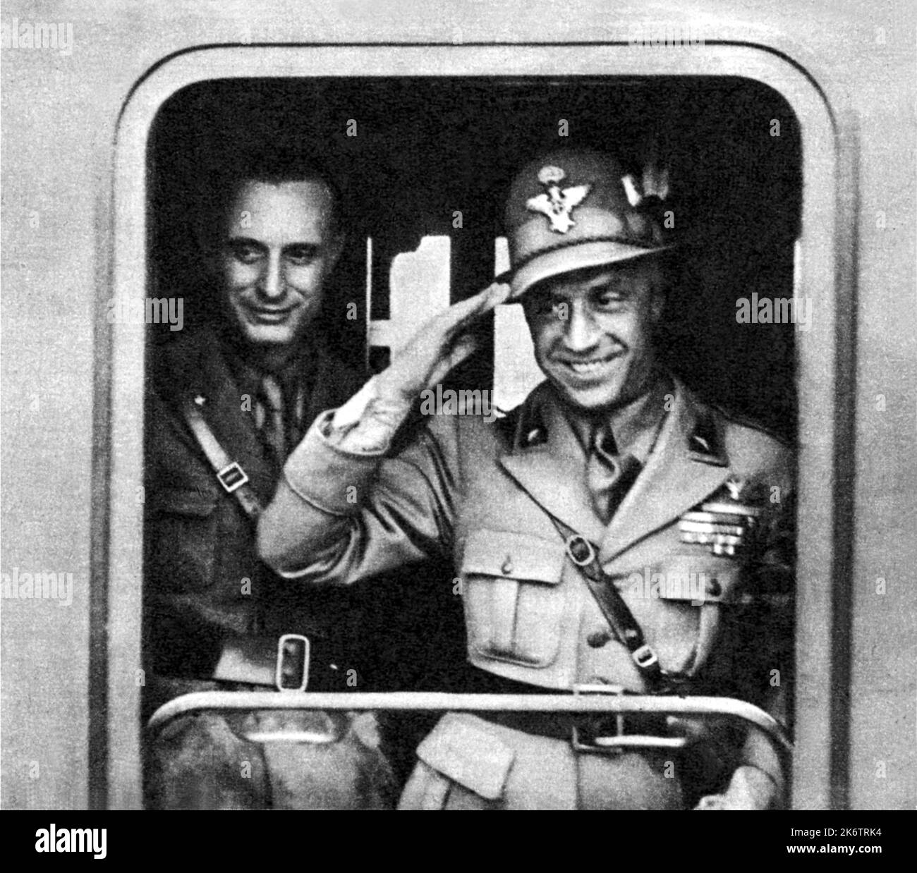 1942 , juli , ITALIEN : der italienische Generale LUIGI REVERBERI ( 1892 - 1954 ) Comandant von Alpini LA TRIDENTINA gerichtet an Russland Front , mit ihm die Cappellano DON Carlo GNOCCHI ( 1902 - 1956 ). Foto eines unbekannten Fotografen .- foto storiche - foto storica - GESCHICHTE - Portrait - ritratto - ITALIA - WW2 - WELTKRIEG 2 - SECONDA GUERRA MONDIALE - CAMPAGNA DI RUSSIA ---- Archivio GBB Stockfoto