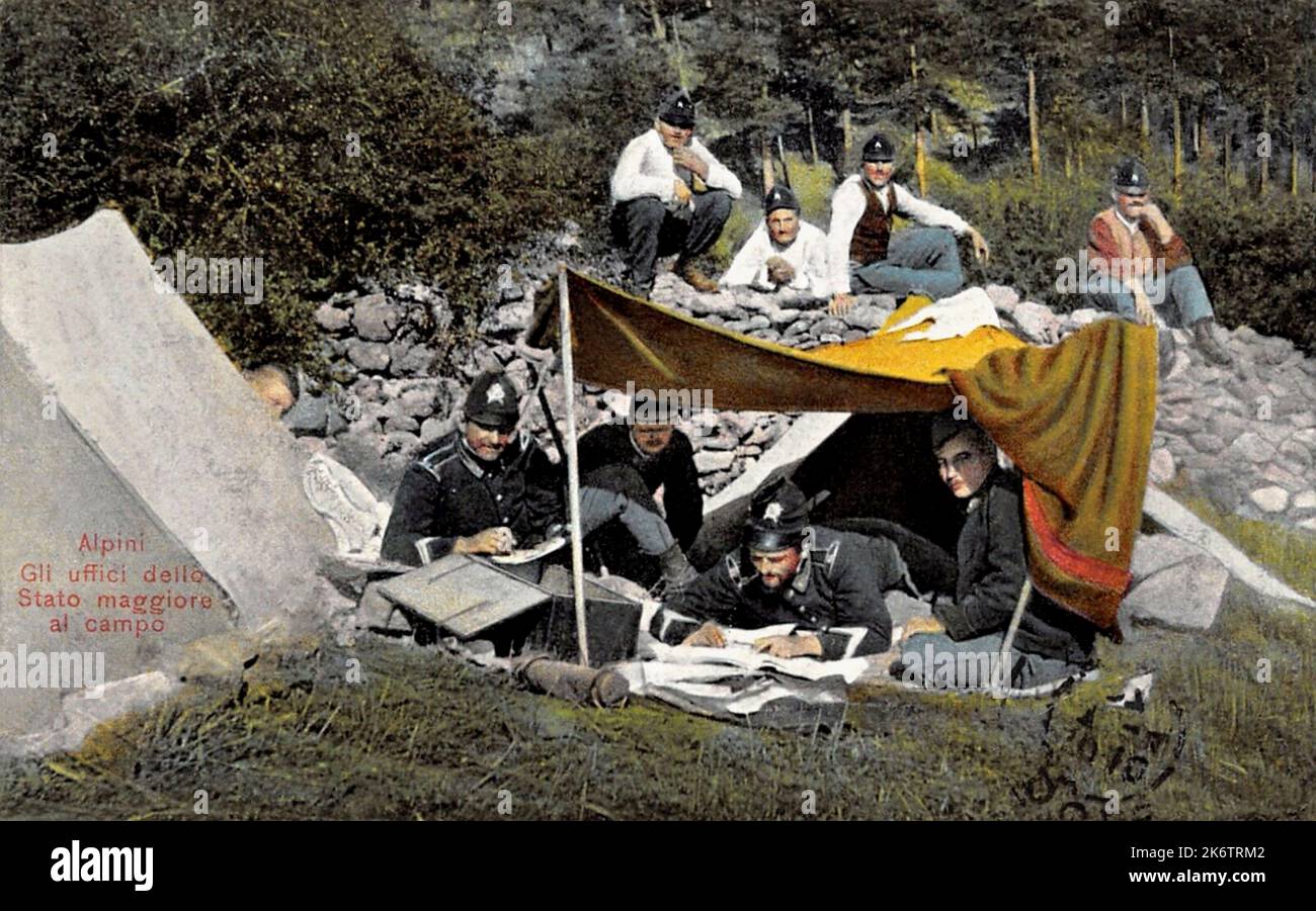 1905 Ca , ITALIEN : Eine Postkarte mit italienischen Militär ALPINI Soldaten der Generalstabsbüros im Basislager Zelt, während eines Manövriertrainings . Unbekannter Fotograf. - ALPINO - ALPINE - CARTOLINA POSTALE - miliari soldati italiani - GESCHICHTE - FOTO STORICHE - PROPAGANDA - ILLUSTRATION - campo base - Stato Maggiore - tenda --- Archivio GBB Stockfoto