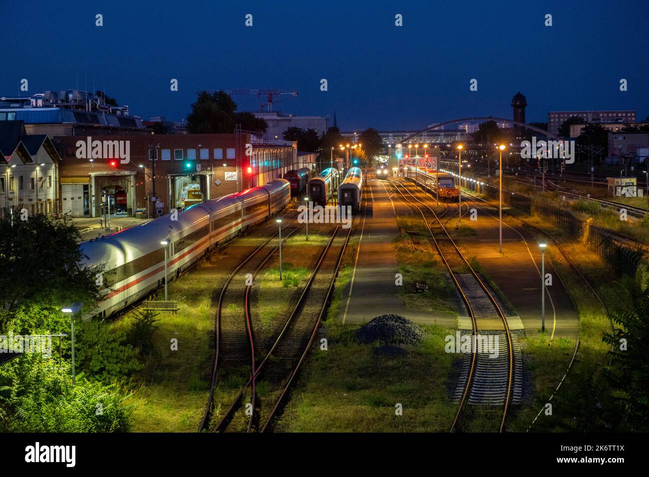 Deutschland, Berlin, 06. 08. 2020, Blick von der Warschauer Brücke, Depot, ICE, Züge, Waggons Stockfoto