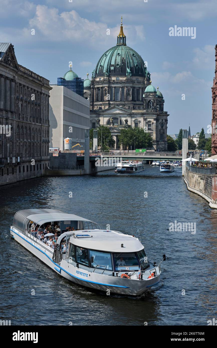 Marstall, Deutschland, Berlin, 15. 08. 2020, Ausflugsboot auf der Spree, Museumsinsel, Berliner Dom Stockfoto