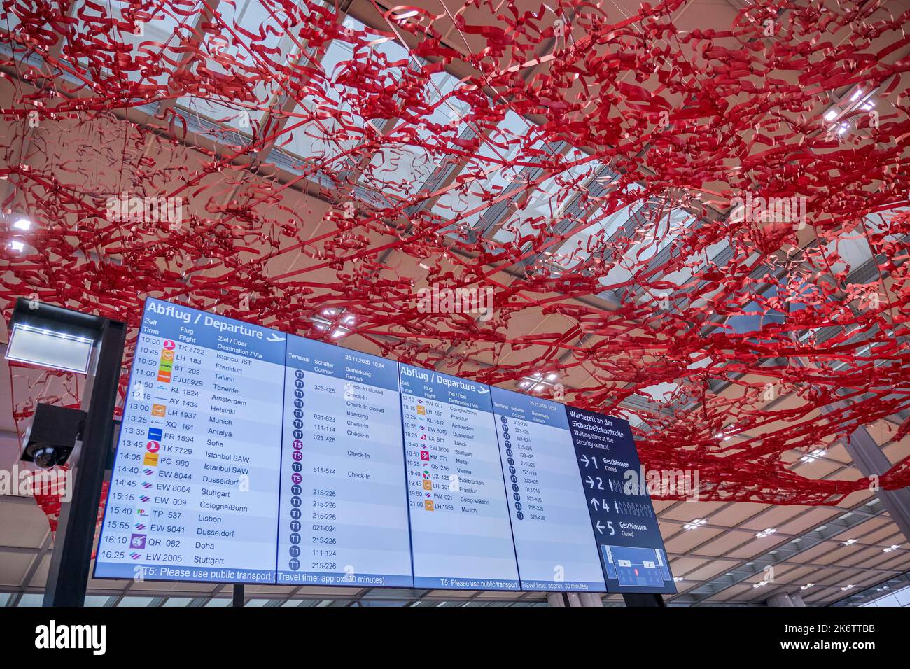 Deutschland, Berlin, 25. 11. 2020, BER, Terminal 1, Abflugdisplay, Flying Carpet Stockfoto