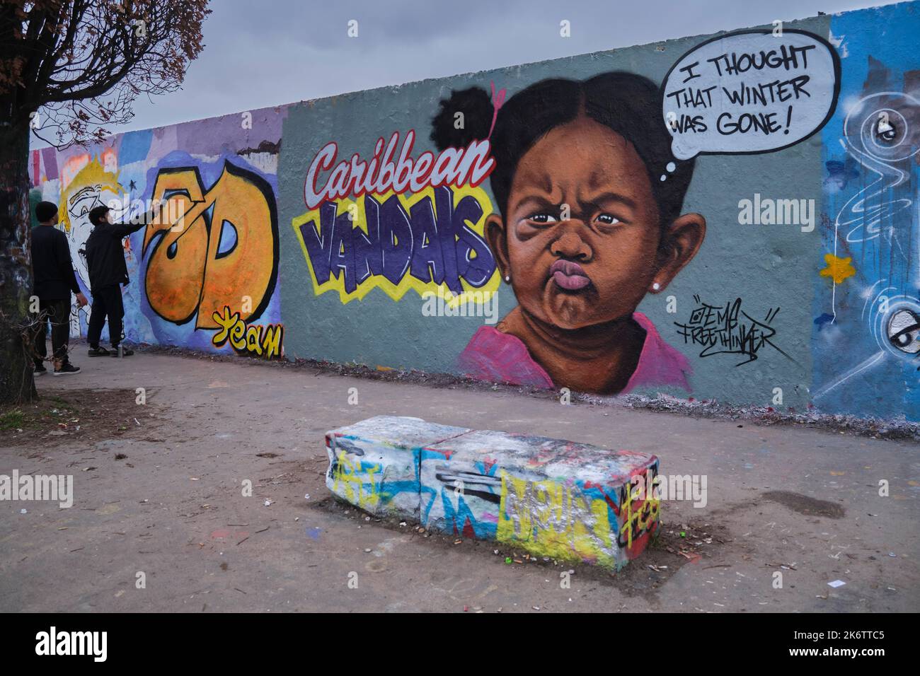 Ich dachte, dass der Winter vorbei war!, Deutschland, Berlin, 28. 02. 2021, Sonntagnachmittag, Mauerpark, Graffiti-Wand, Graffiti des Graffiti-Künstlers EME Stockfoto