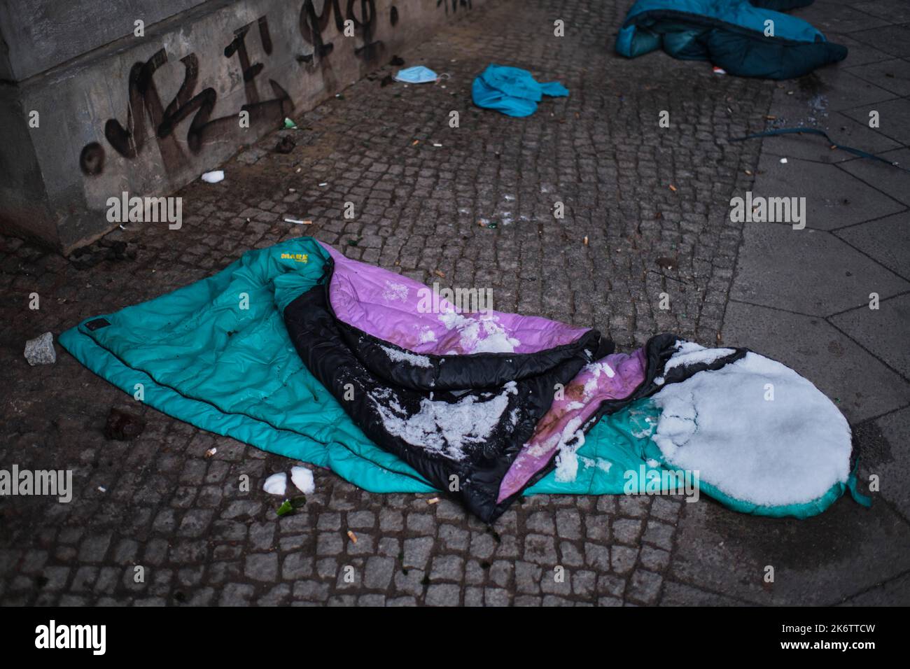 Deutschland, Berlin, 30. 01. 2021, eingeschneit Schlafsack unter der Eisenbahnbrücke der Universitaetsstraße zurückgelassen Stockfoto