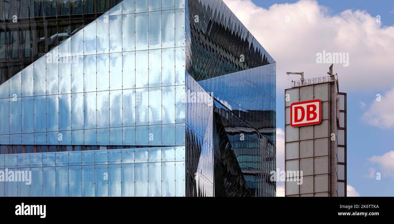 Cube Berlin und DB Logo, Washingtonplatz, Berlin, Deutschland Stockfoto