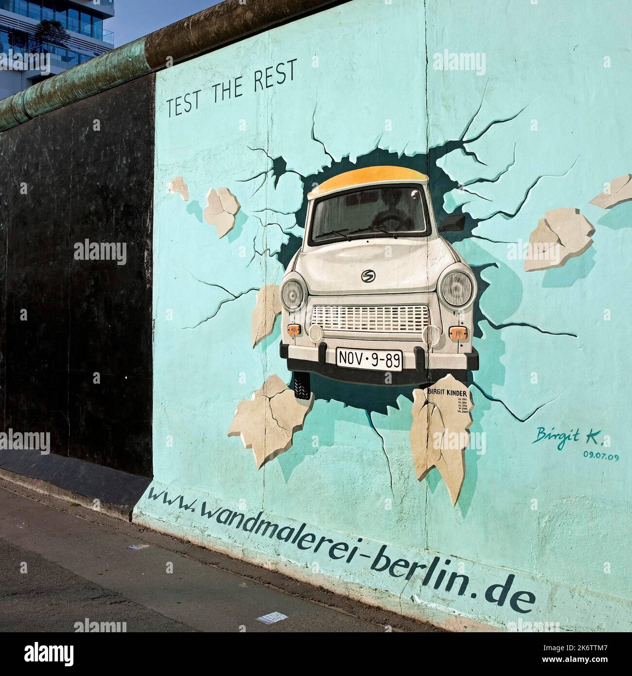 Wandbild auf Überresten der Berliner Mauer mit dem Herzstresstest (Test the Rest), Trabi durchbricht Mauer, Künstlerin Birgits Kinder, East Side Gallery Stockfoto