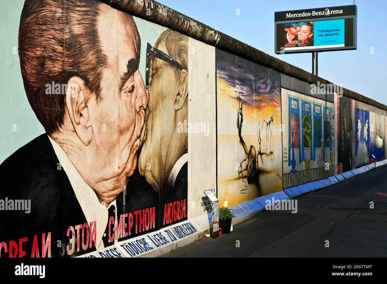 Bruderküss, Gemälde von Dmitri Vrubel auf einem Überbleibsel der Berliner Mauer mit Tabakwerbung, East Side Gallery, Berlin, Deutschland Stockfoto