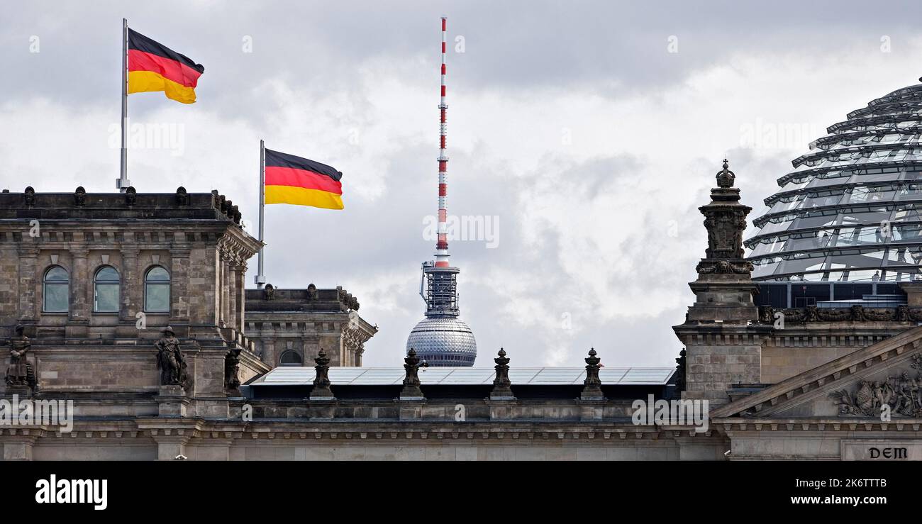 Reichstag, Detail mit deutschen Flaggen, Fernsehturm und Kuppel, Deutscher Bundestag, Regierungsbezirk, Berlin, Deutschland Stockfoto