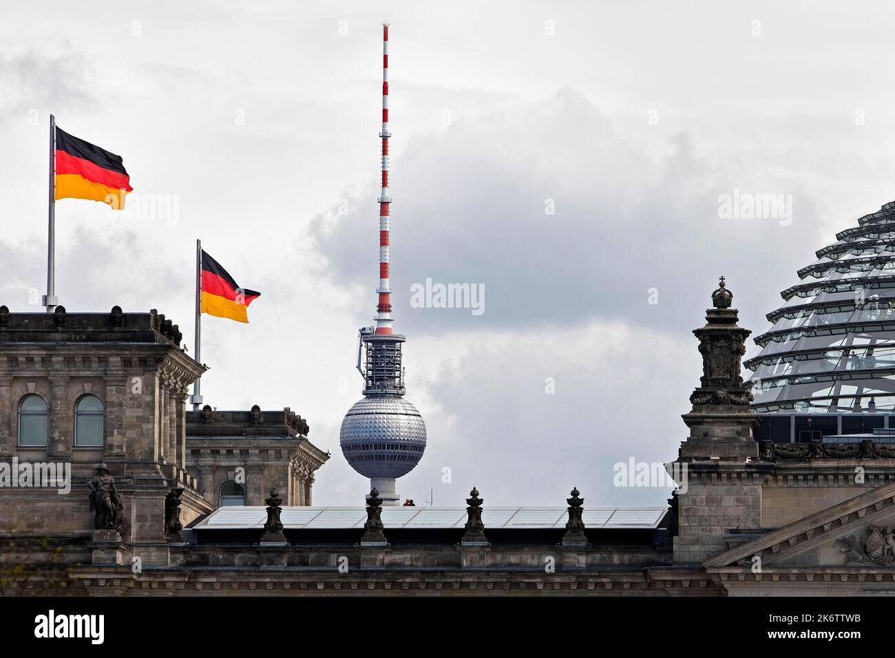 Reichstag, Detail mit deutschen Flaggen, Fernsehturm und Kuppel, Deutscher Bundestag, Regierungsbezirk, Berlin, Deutschland Stockfoto