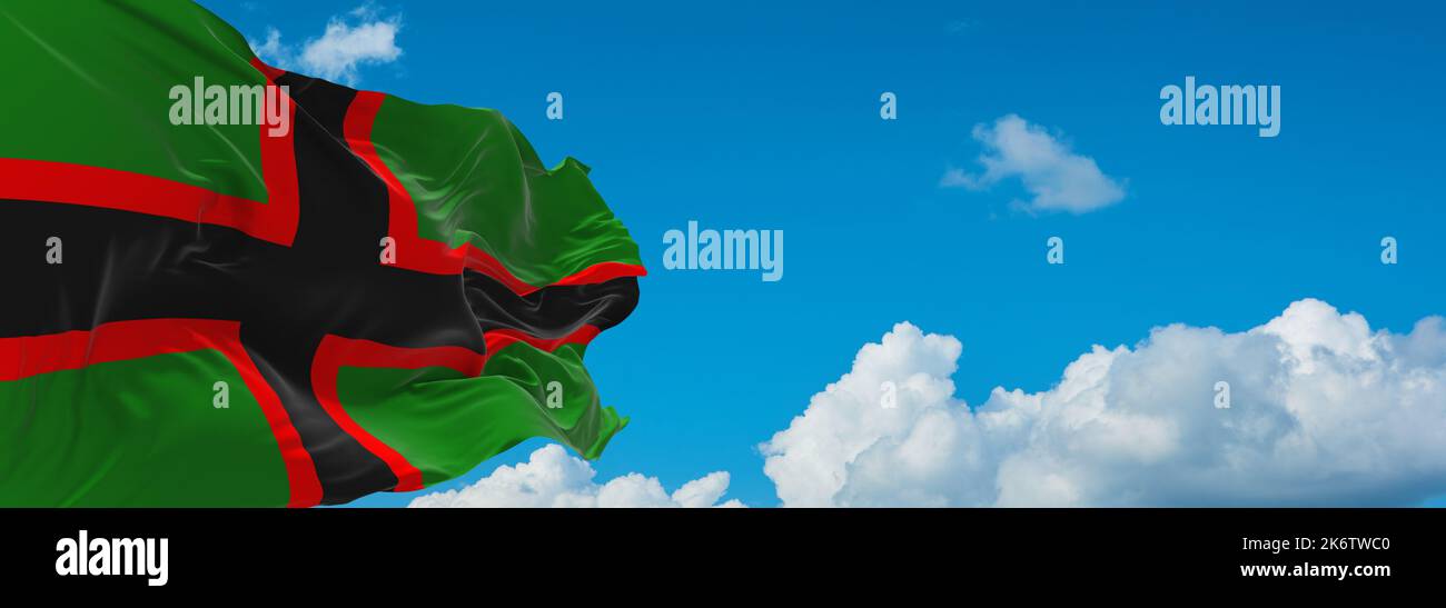 Flagge der baltischen Finnen Karelier bei bewölktem Himmel im Hintergrund, Panoramablick. Flagge, die ethnische Gruppe oder Kultur repräsentiert, regionale Behörden. Kopierraum f Stockfoto