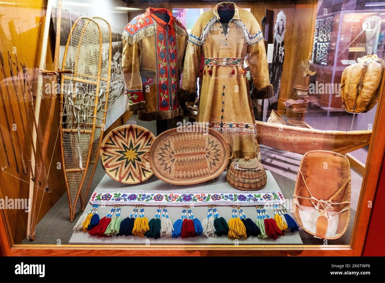 First Nation Hautbekleidung & handgewebte Körbe; University of Alaska; Museum of the North; Fairbanks; Alaska; USA Stockfoto