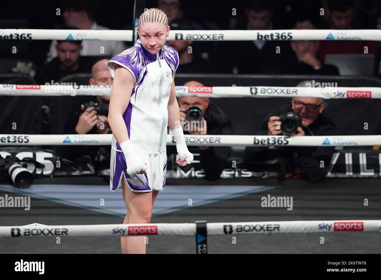 Lauren Price nach ihrem Weltgewichtskampf beim O2, London. Bilddatum: Samstag, 15. Oktober 2022. Stockfoto