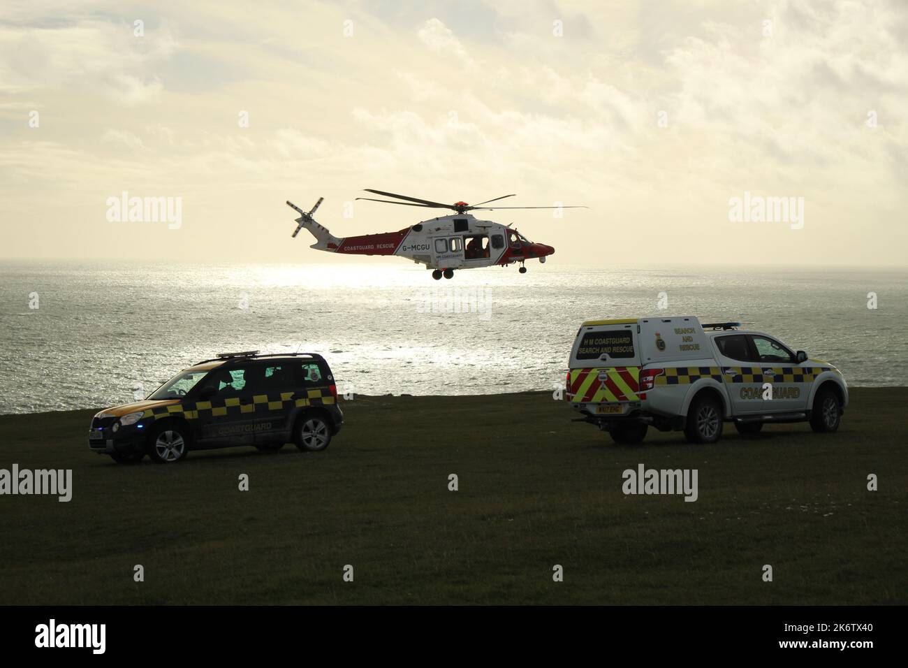 Seven Sisters Cliffs, Großbritannien. 15. Oktober 2022. Ein Hubschrauber schwebt über der Schwesternklippe Haven Brow im Seven Sisters Country Park, während Such- und Rettungskräfte in der Nähe stehen. Dies ist eine weitere Folge von über 100 Zwischenfällen in diesem Jahr, die an den Klippen stattgefunden haben, wo ein neuer Seilzaun installiert werden soll. Kredit: Aldercy Carling/ Alamy Live Nachrichten Stockfoto