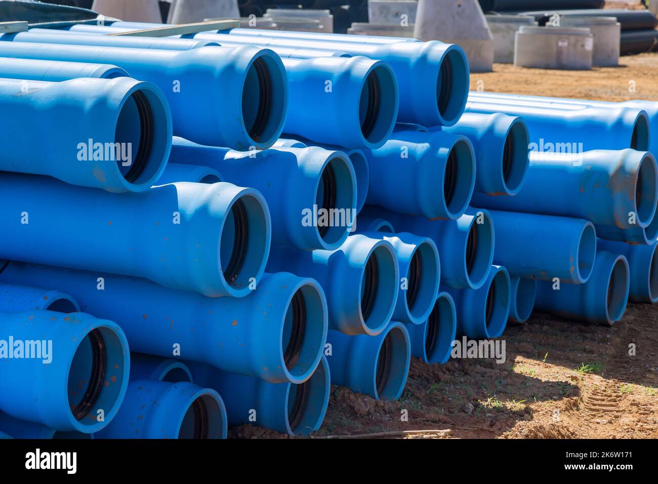 Auf der Baustelle des neuen Zuhauses wird ein neues blaues PVS-Kunststoffrohr für die Abflussseptik eingeführt Stockfoto