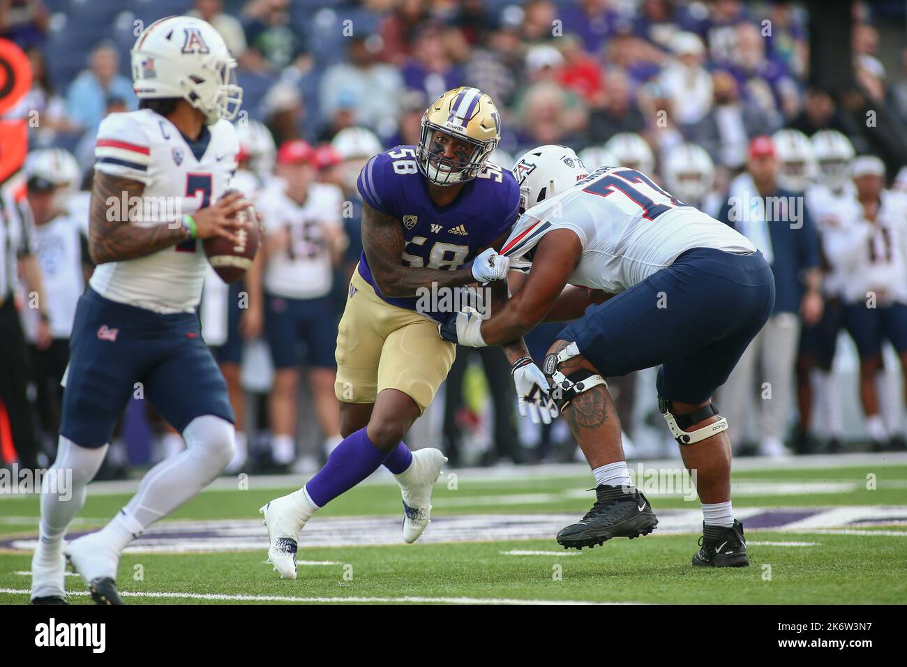 Seattle, WA, USA. 15. Oktober 2022. Der Washington Huskies-Linebacker Zion Tupuola-Fetui (58) arbeitet daran, während eines Spiels zwischen den Arizona Wildcats und den Washington Huskies im Husky Stadium in Seattle, WA, Arizona Wildcats zu umgehen, einem offensiven Lineman Jordan Morgan (77). Die Huskies gewannen 49:39. Sean Brown/CSM/Alamy Live News Stockfoto