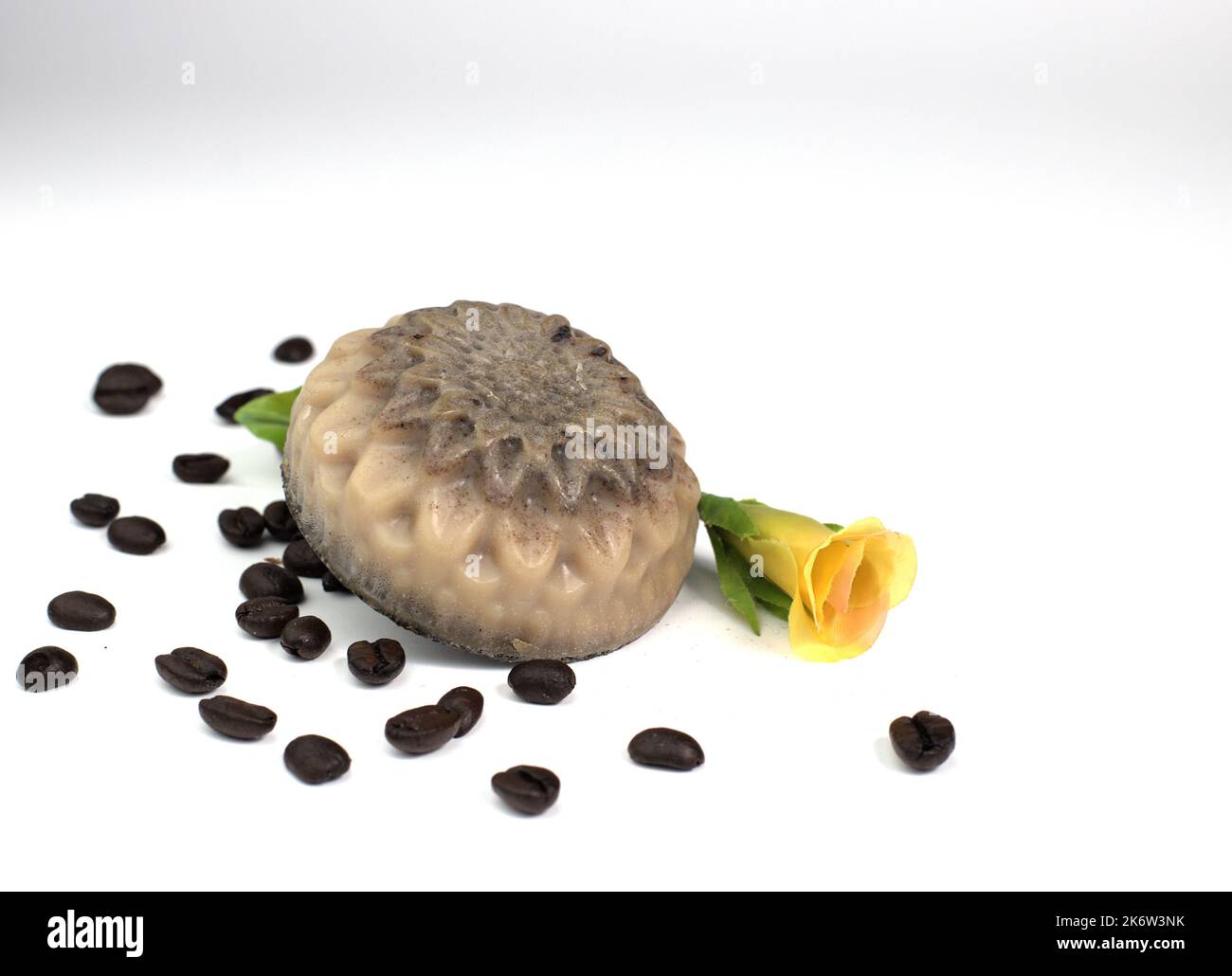 Handgemachte Glyzerinseife aus Honig, Haferflocken und Kaffee. Stockfoto