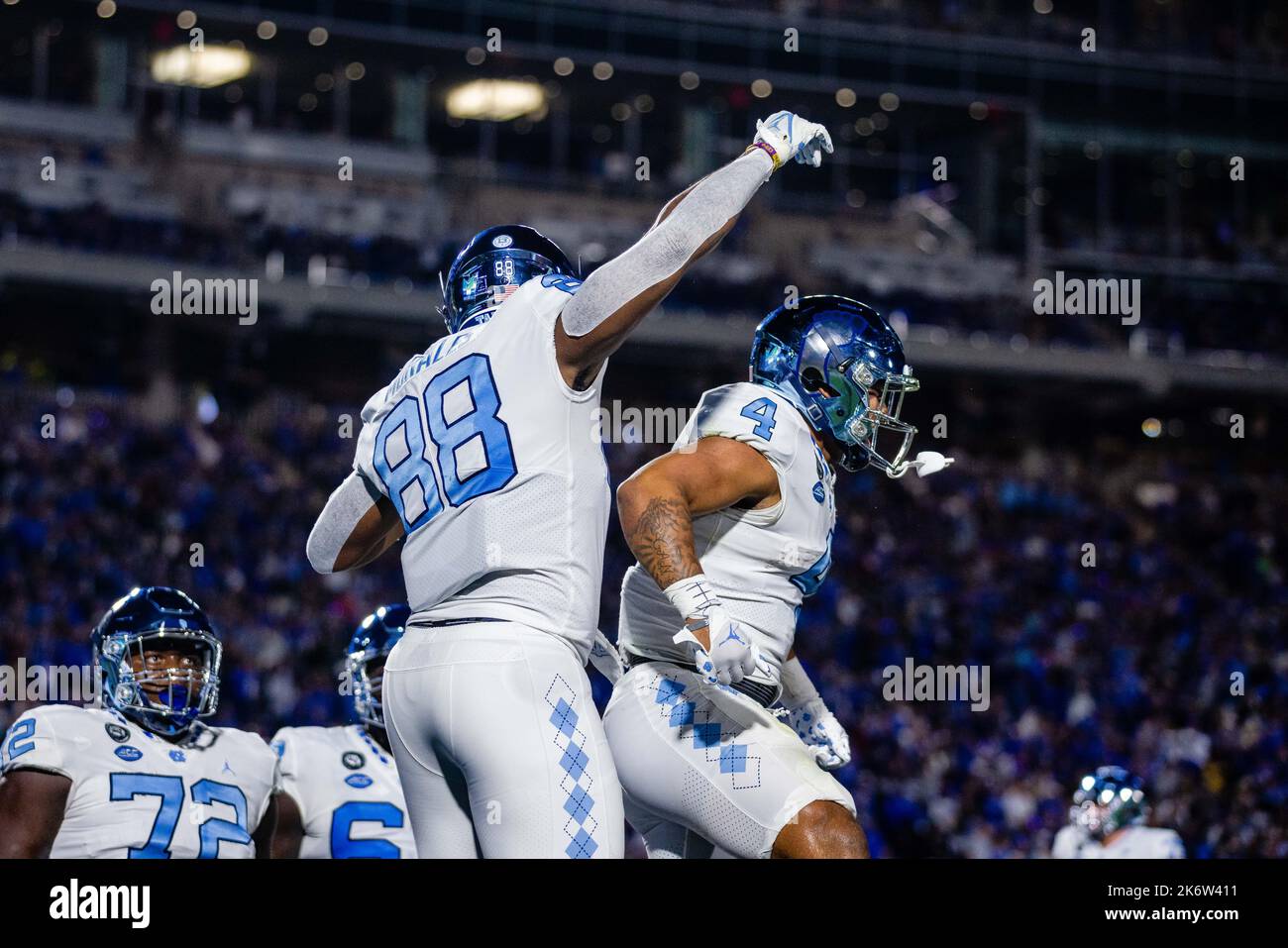 Durham, NC, USA. 15. Oktober 2022. North Carolina Tar Heels Tight End Kamari Morales (88) feiert seinen Touchdown gegen die Duke Blue Devils mit North Carolina Tar Heels, die Caleb Hood (4) im ersten Quartal des NCAA Football Matchups im Wallace Wade Stadium in Durham, NC, zurücklaufen. (Scott Kinser/CSM). Kredit: csm/Alamy Live Nachrichten Stockfoto