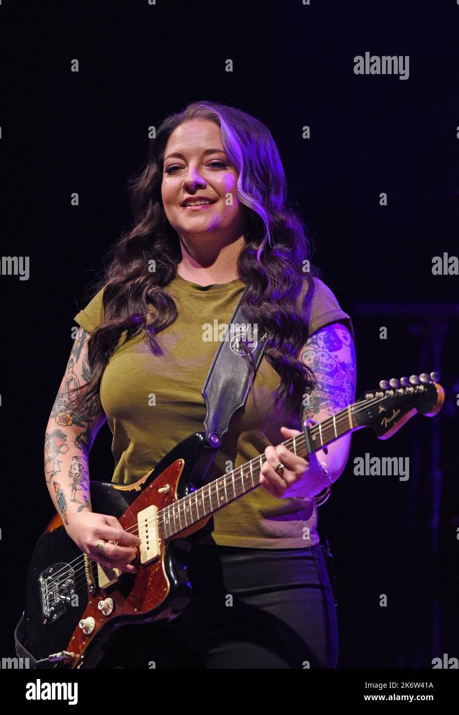 Ashley mcbryde im konzert beim mountain fall festival Fotos