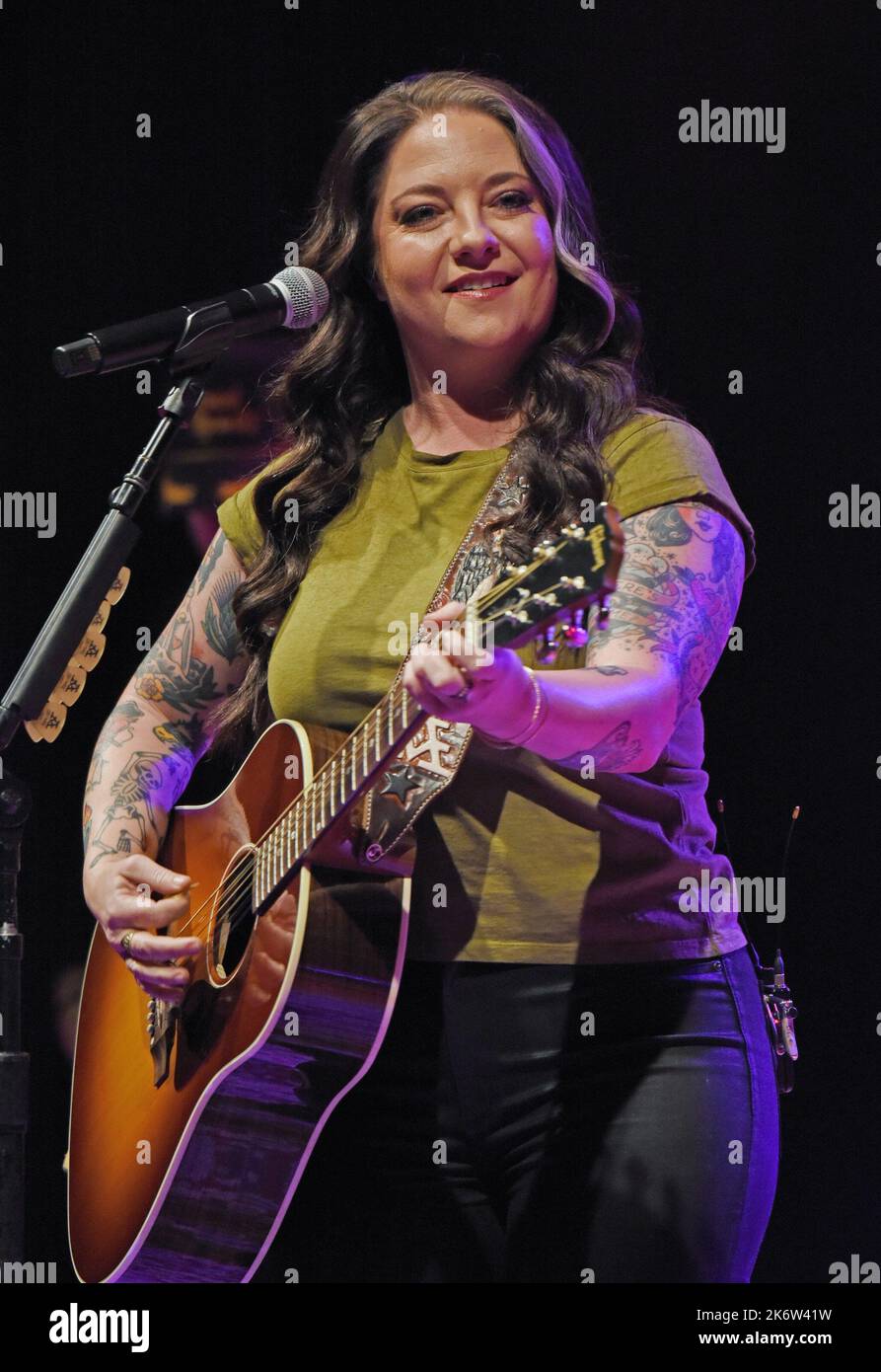 Ashley mcbryde im konzert beim mountain fall festival Fotos