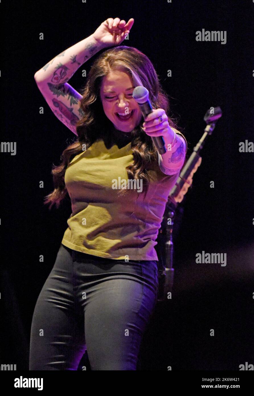 Hiawassee, GA, USA. 15. Oktober 2022. Ashley McBryde auf der Bühne für Ashley McBryde in Concert beim Georgia Mountain Fall Festival, Georgia Mountain Fairgrounds, Hiawassee, GA, 15. Oktober 2022. Quelle: Derek Storm/Everett Collection/Alamy Live News Stockfoto