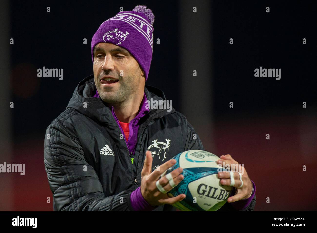 Limerick, Irland. 16. Oktober 2022. Conor Murray aus Münster mit dem Ball während des Spiels der United Rugby Championship Round 5 zwischen Munster Rugby und Vodacom Bulls am 15. Oktober 2022 im Thomond Park in Limerick, Irland (Foto von Andrew SURMA/ Credit: SIPA USA/Alamy Live News Stockfoto