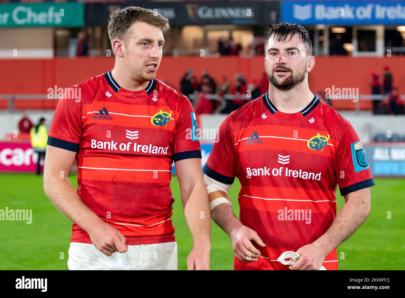 Limerick, Irland. 16. Oktober 2022. Liam Coombes aus Münster und Diarmuid Barron aus Münster nach dem Spiel der United Rugby Championship Round 5 zwischen Munster Rugby und Vodacom Bulls am 15. Oktober 2022 im Thomond Park in Limerick, Irland (Foto von Andrew SURMA/ Quelle: SIPA USA/Alamy Live News Stockfoto